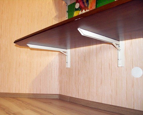 Стол для ученика с полками и панелью